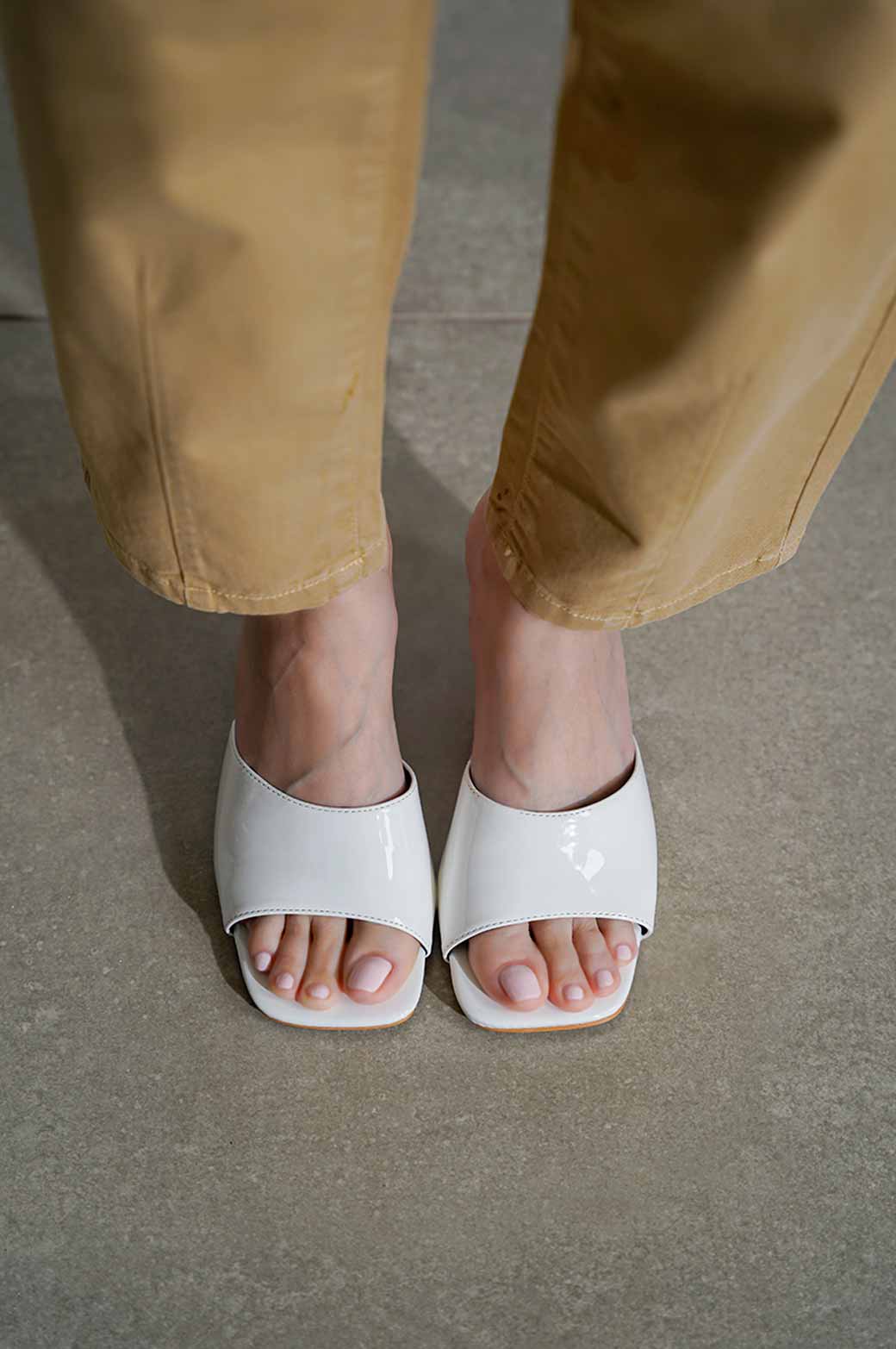 WHITE BLOCK HEEL MULE