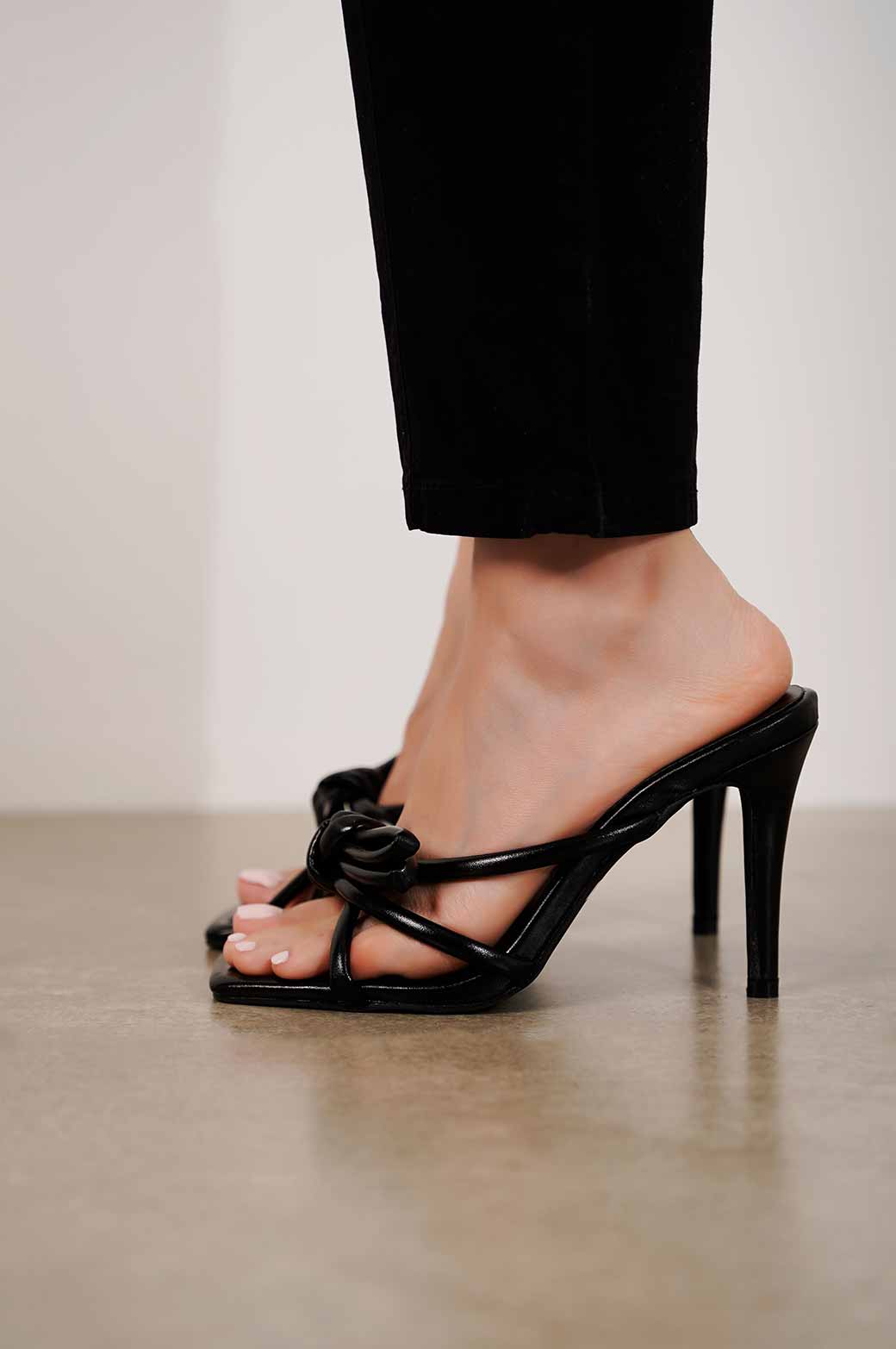 BLACK METALLIC BOW HEEL