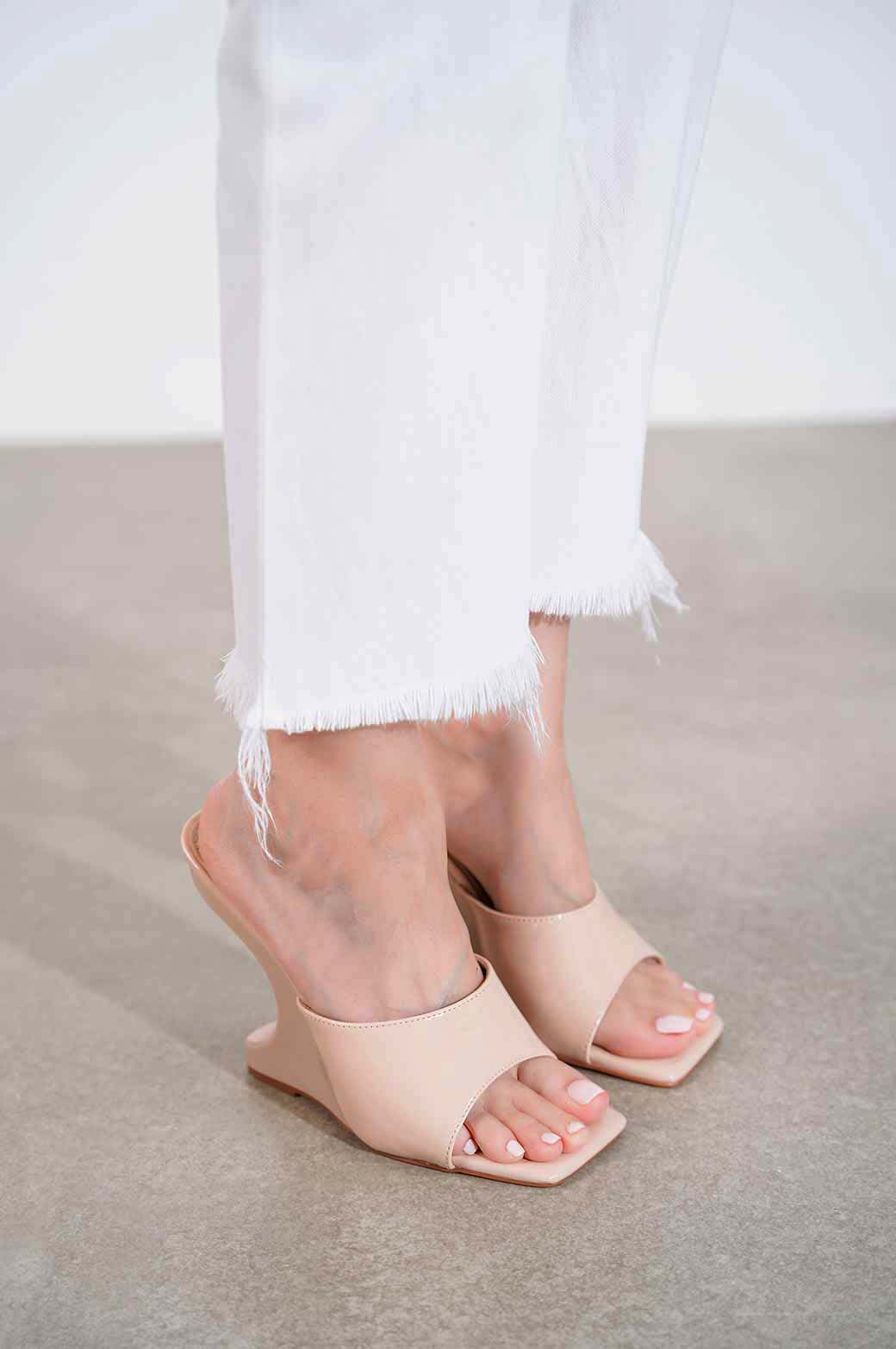 BEIGE SCULPTED HEEL