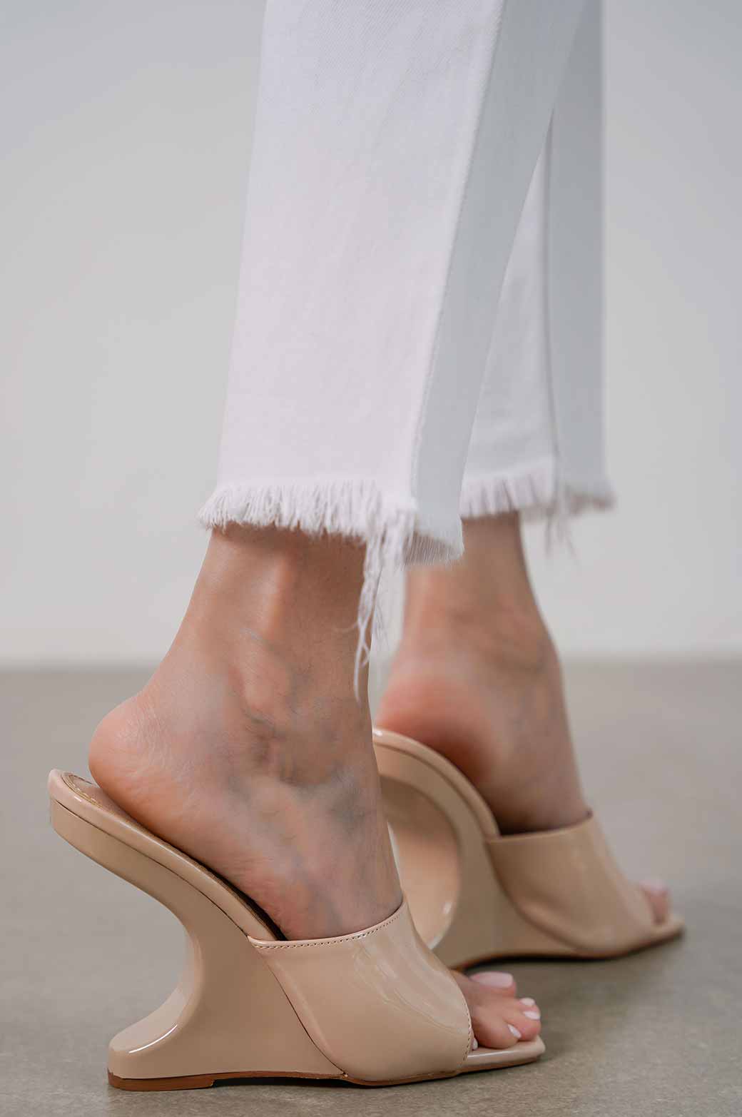 BEIGE SCULPTED HEEL