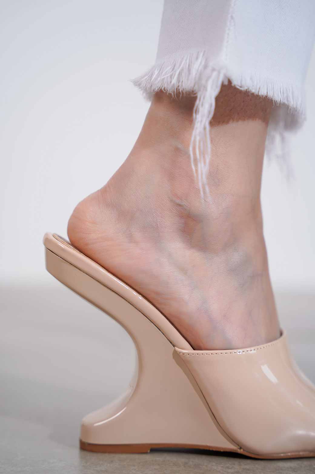 BEIGE SCULPTED HEEL