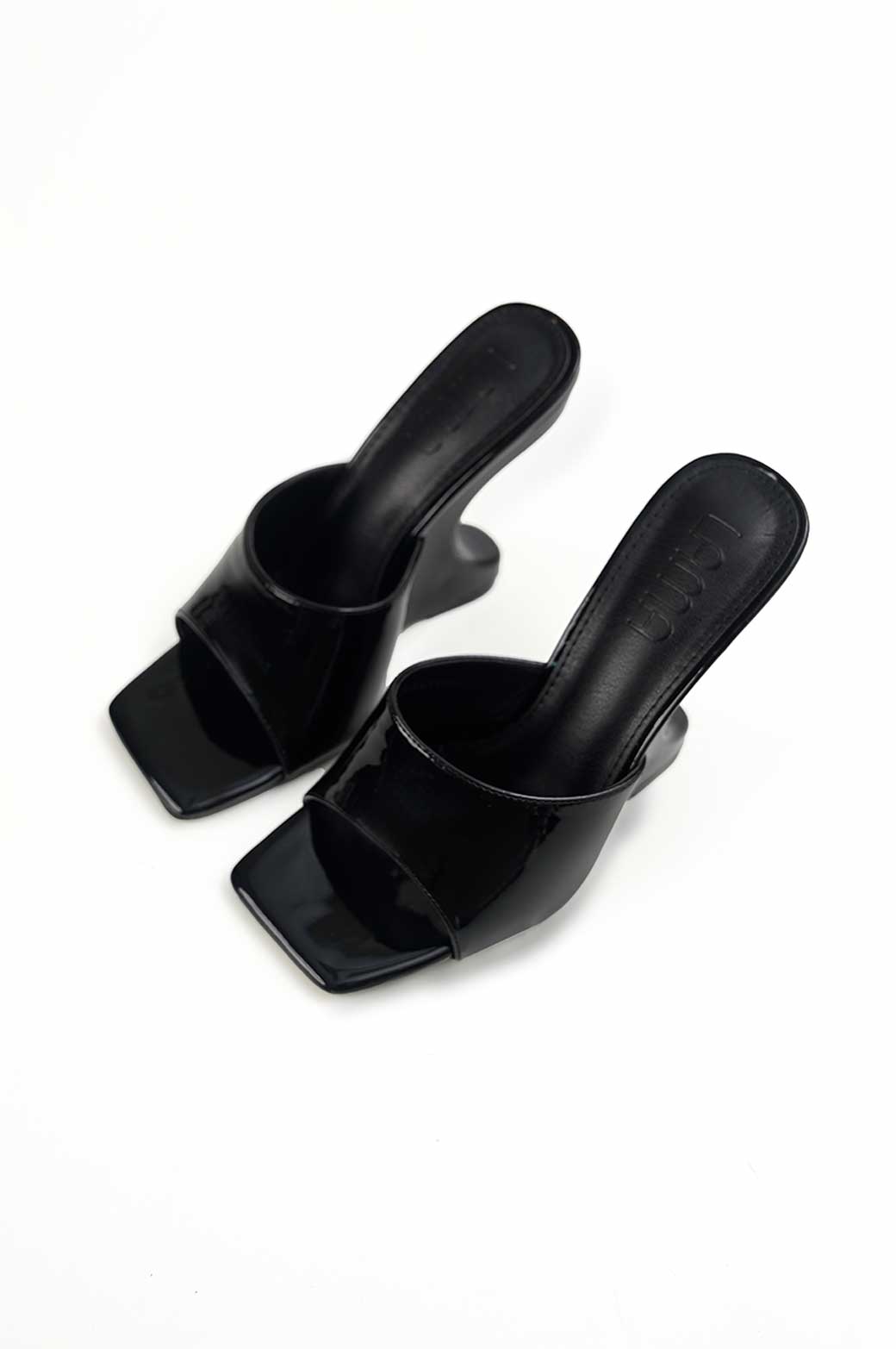 BLACK SCULPTED HEEL