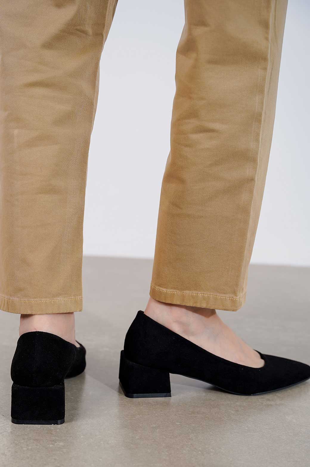 BLACK POINTED MIDI HEEL
