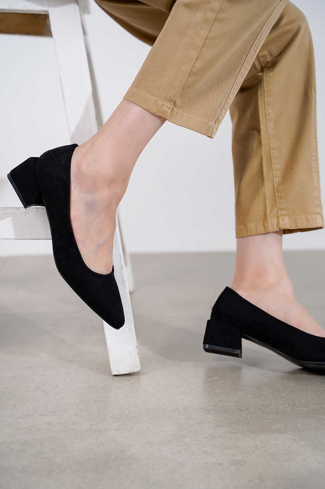 BLACK POINTED MIDI HEEL