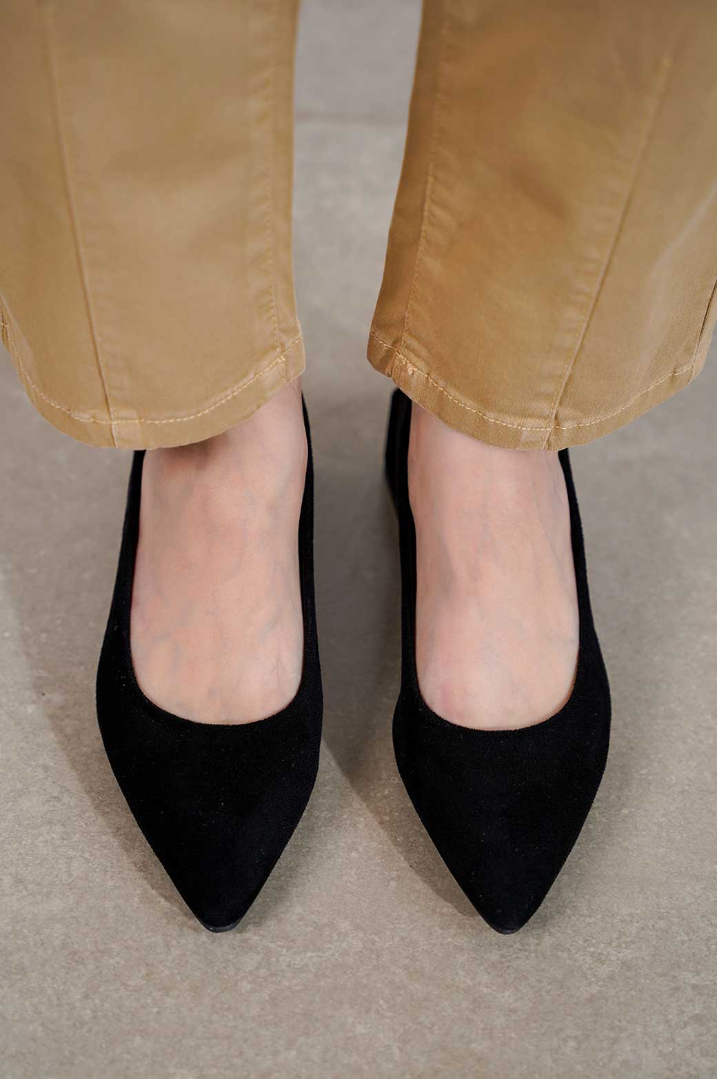 BLACK POINTED MIDI HEEL