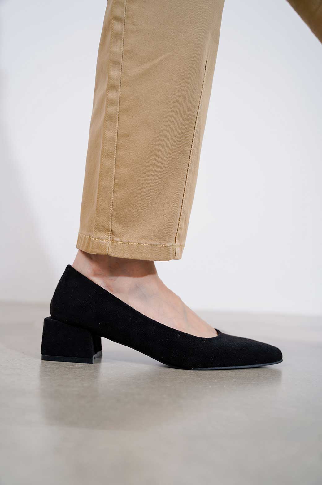 BLACK POINTED MIDI HEEL