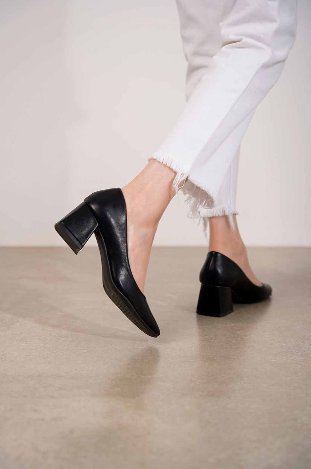 BLACK COURT SHOE