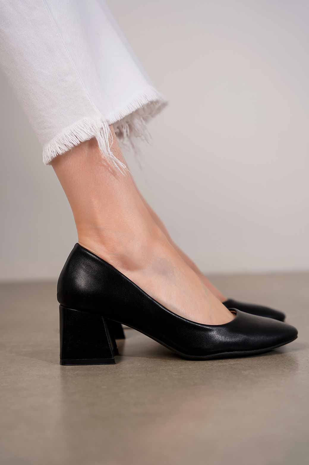 BLACK COURT SHOE