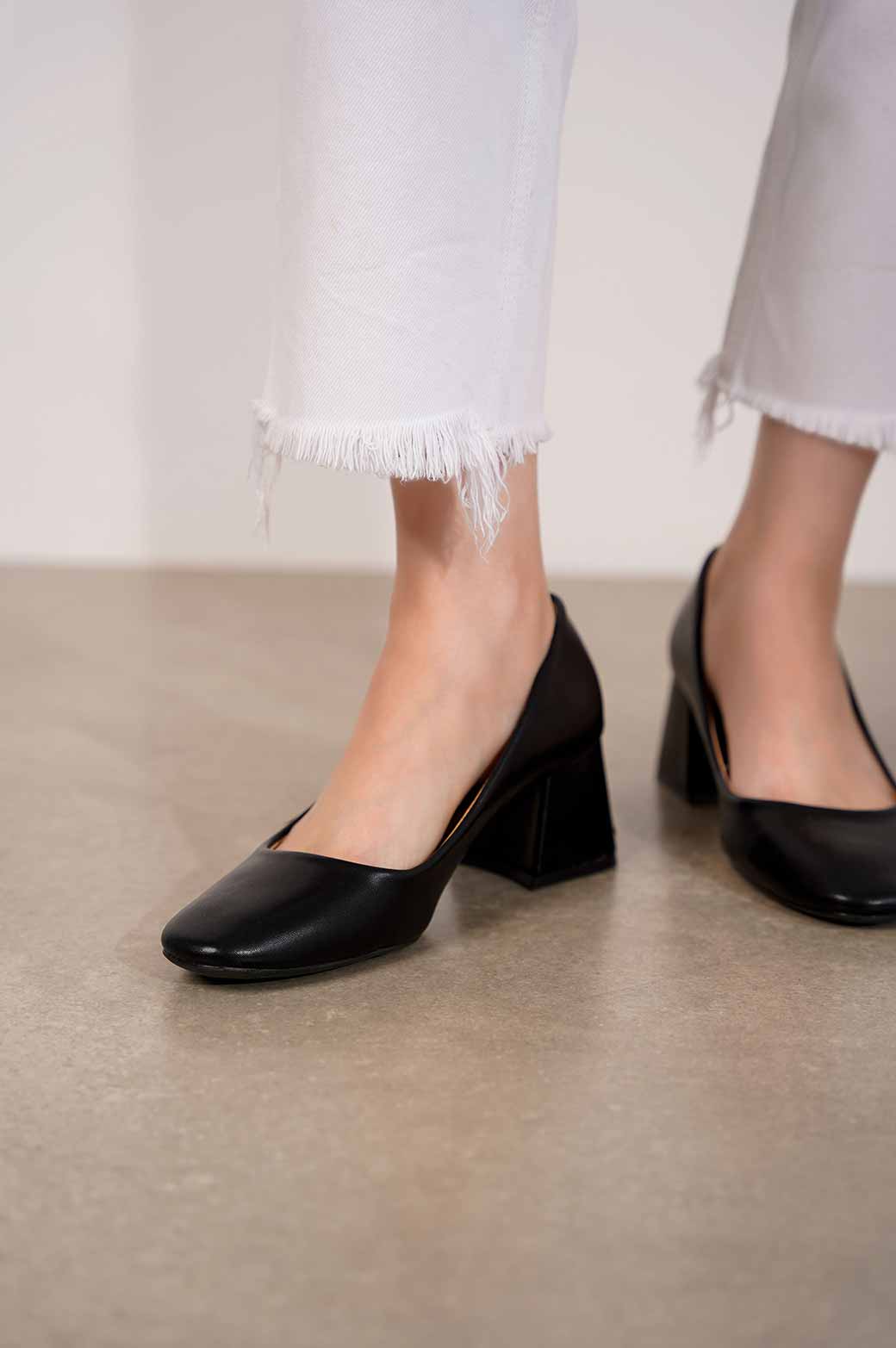BLACK COURT SHOE