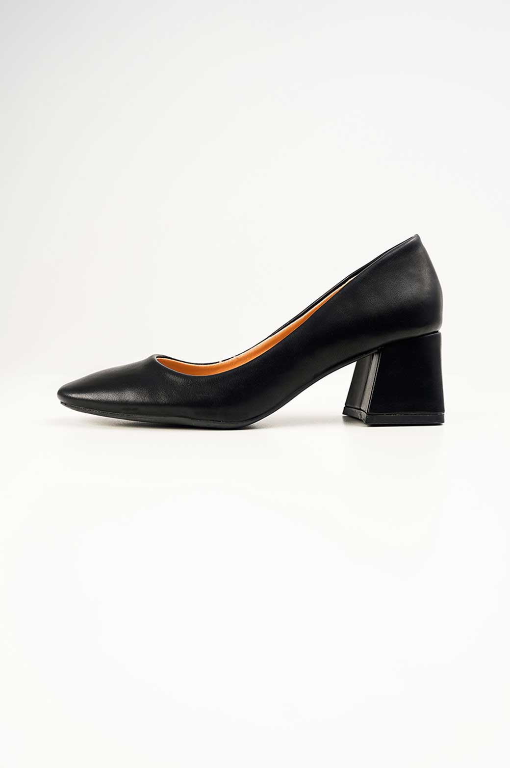 BLACK COURT SHOE