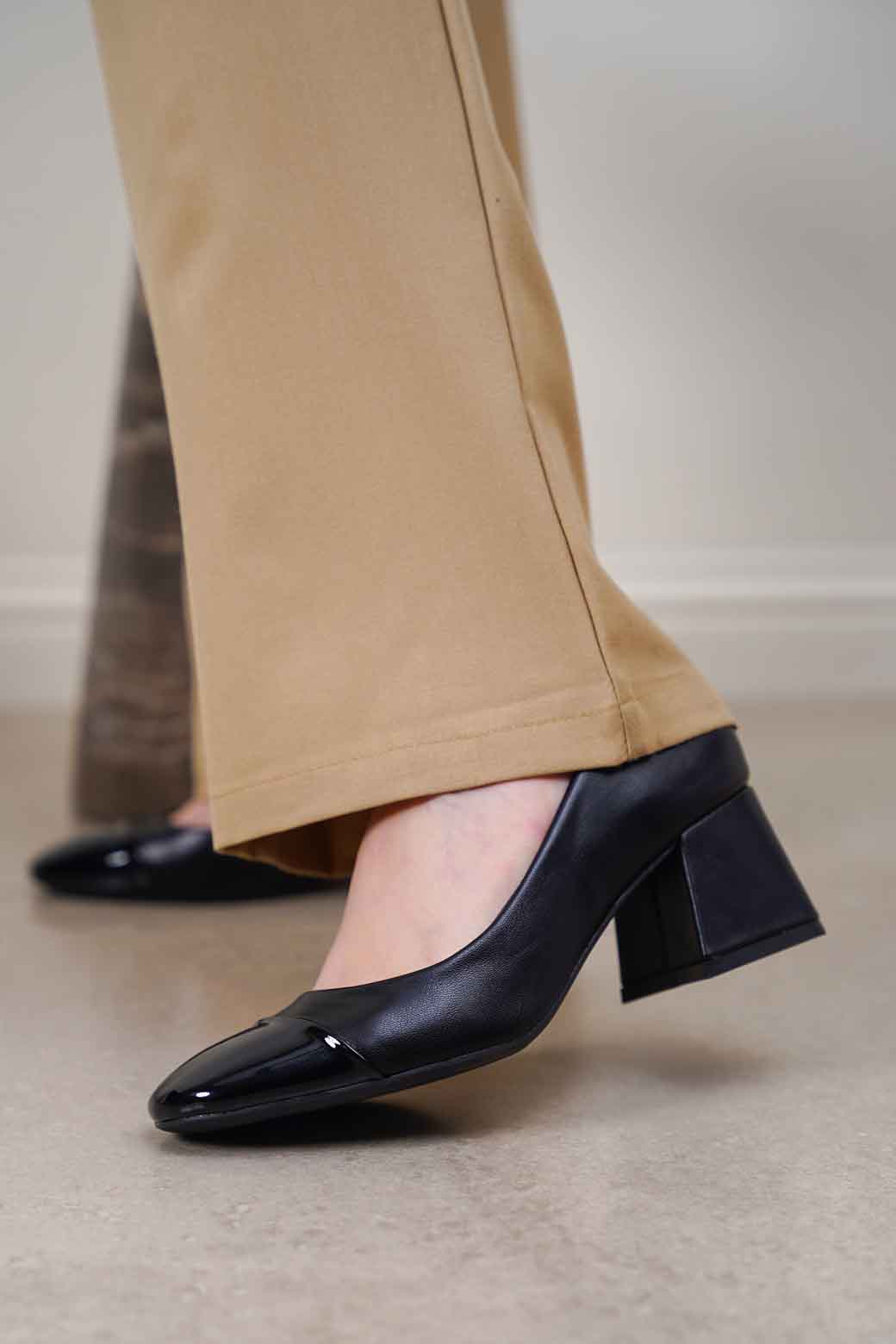 BLACK MONOCHROME BLOCK HEEL