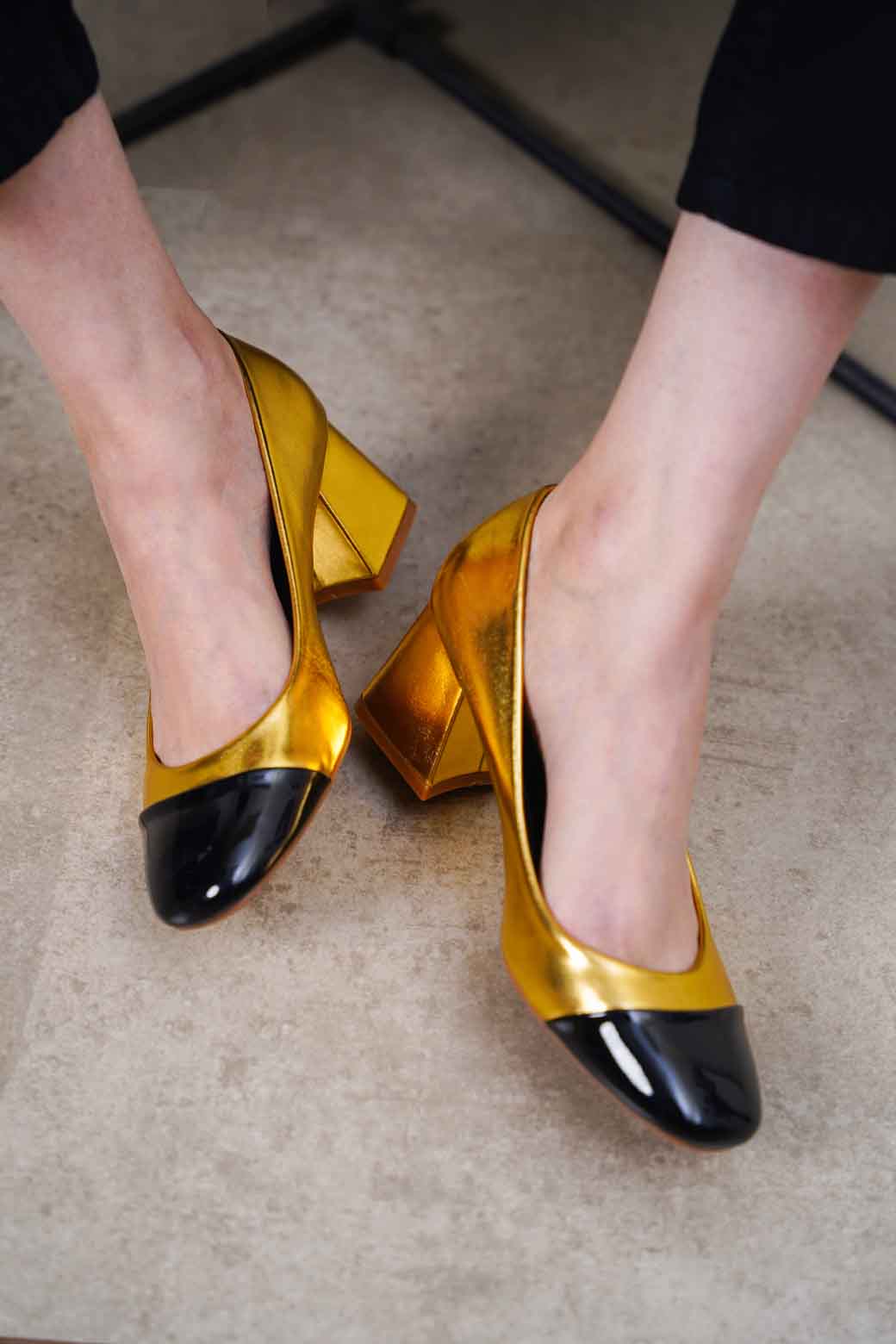 GOLD CONTRAST BLOCK HEEL
