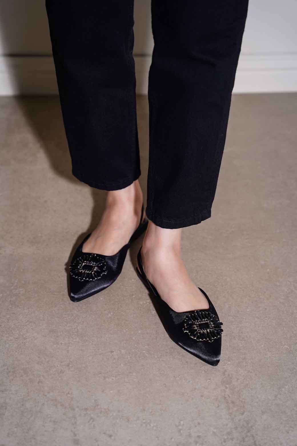 BLACK EMBELLISHED PUMPS