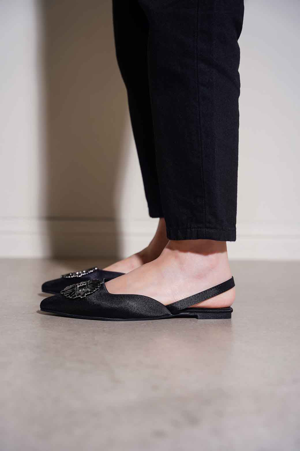 BLACK EMBELLISHED PUMPS