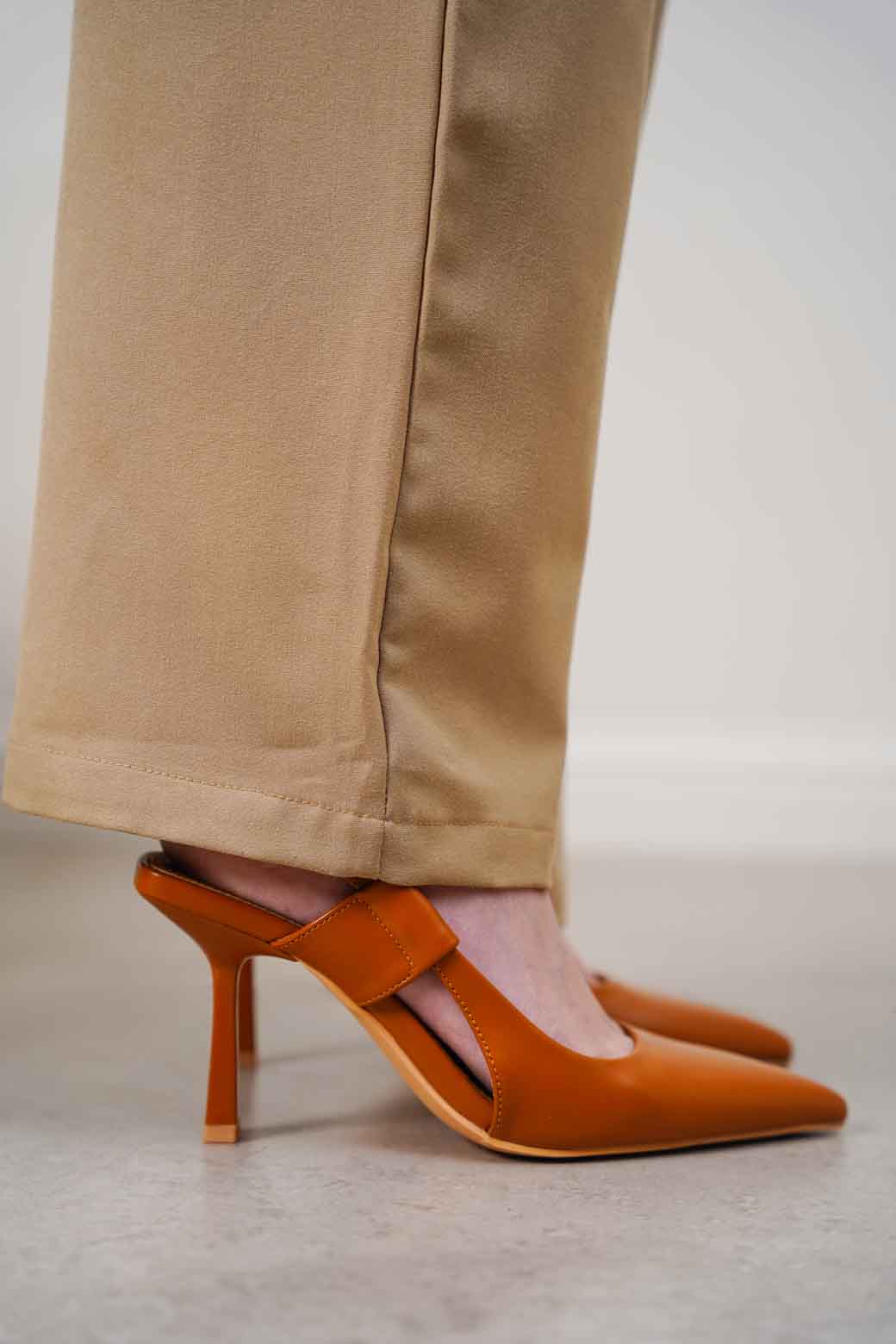 TAN MINIMALIST SLINGBACK HEEL