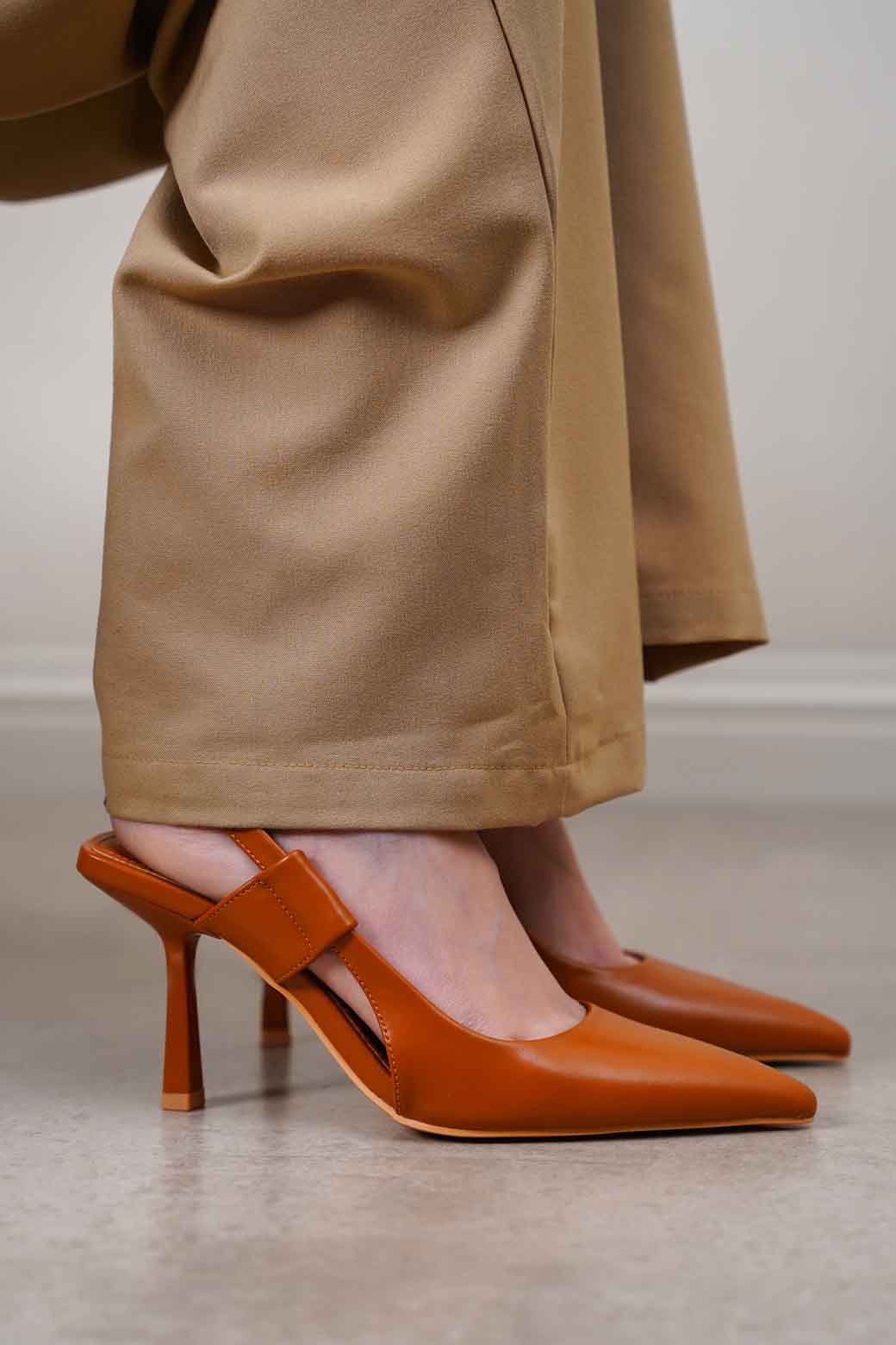 TAN MINIMALIST SLINGBACK HEEL
