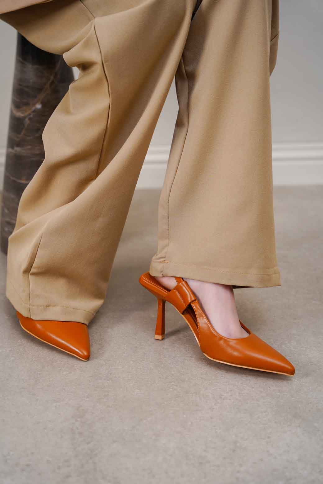 TAN MINIMALIST SLINGBACK HEEL
