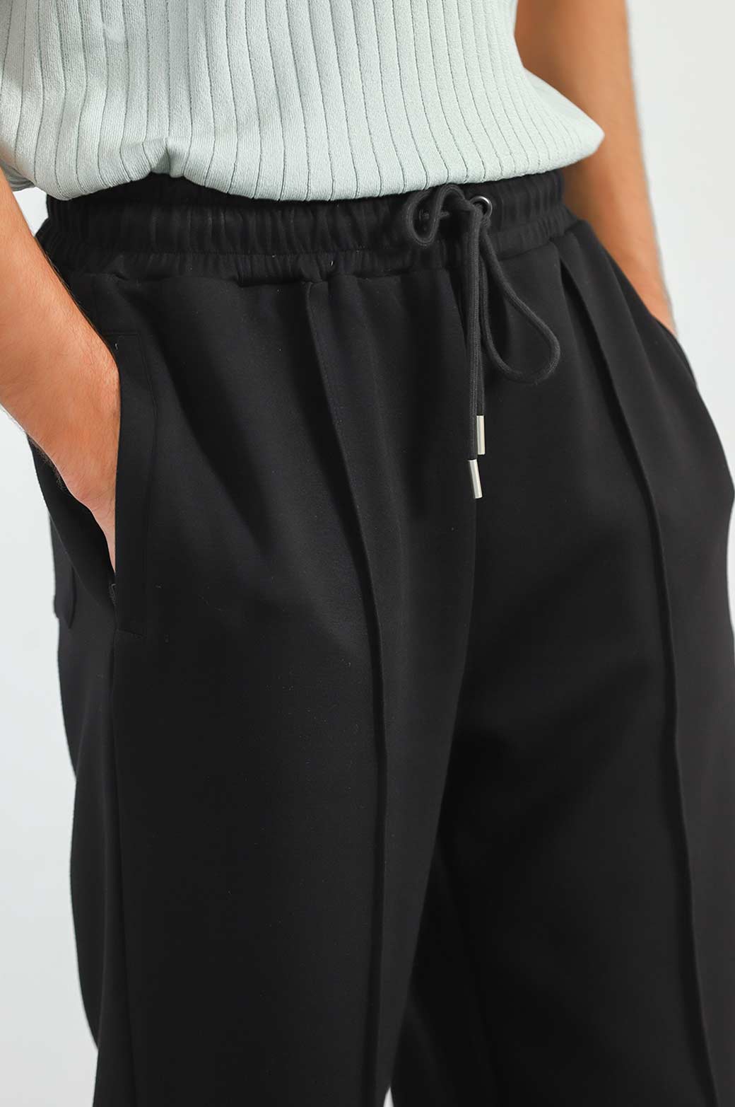 BLACK STRAIGHT KNITTED PANTS