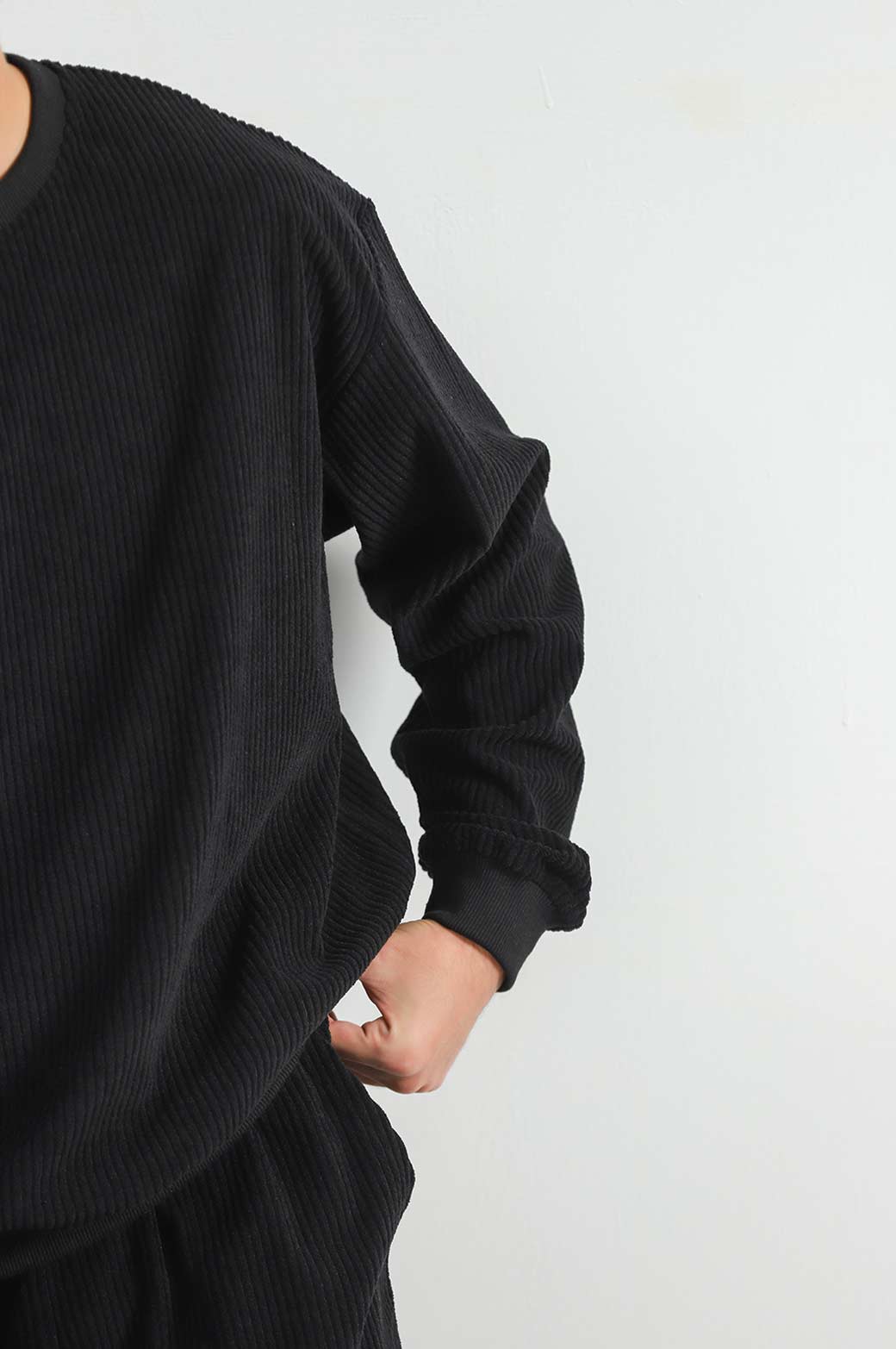 BLACK RIBBED KNIT SWEATER