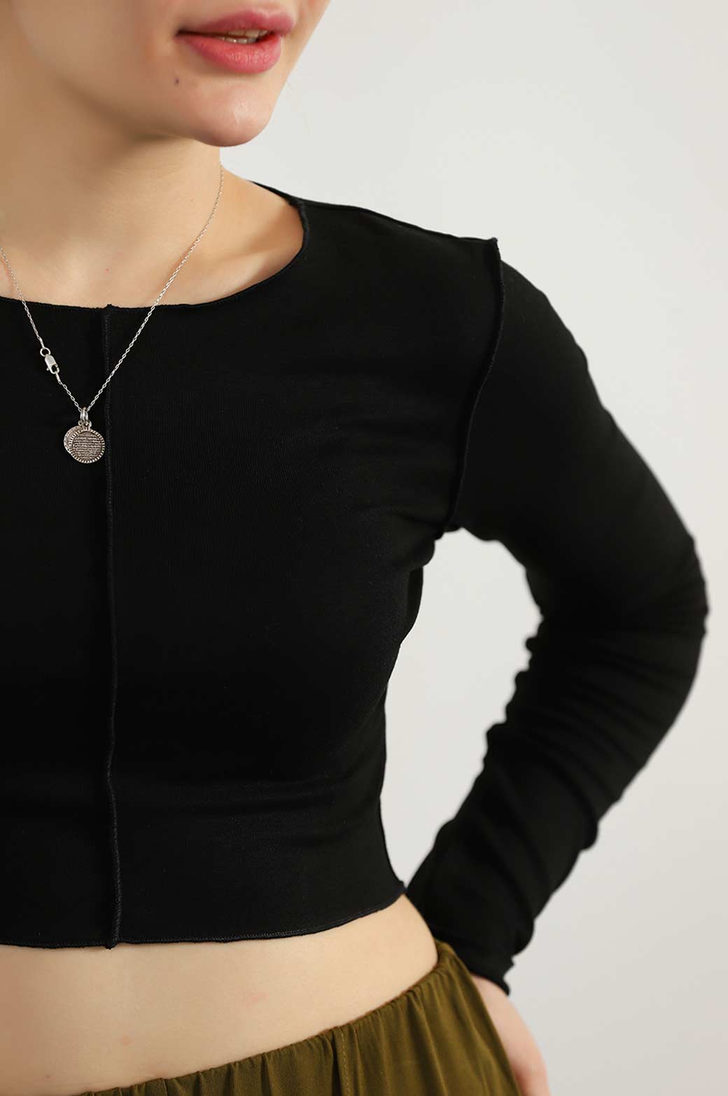 BLACK CROPPED T-SHIRT WITH PLEAT