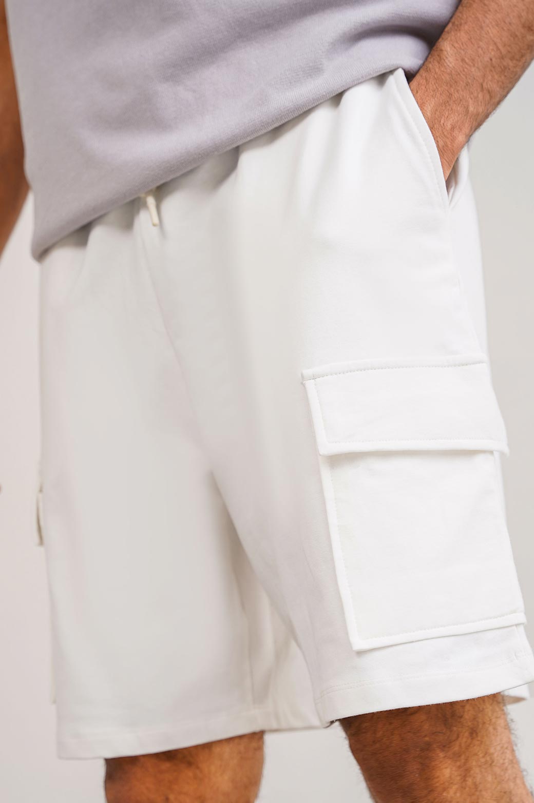 WHITE CARGO SHORTS