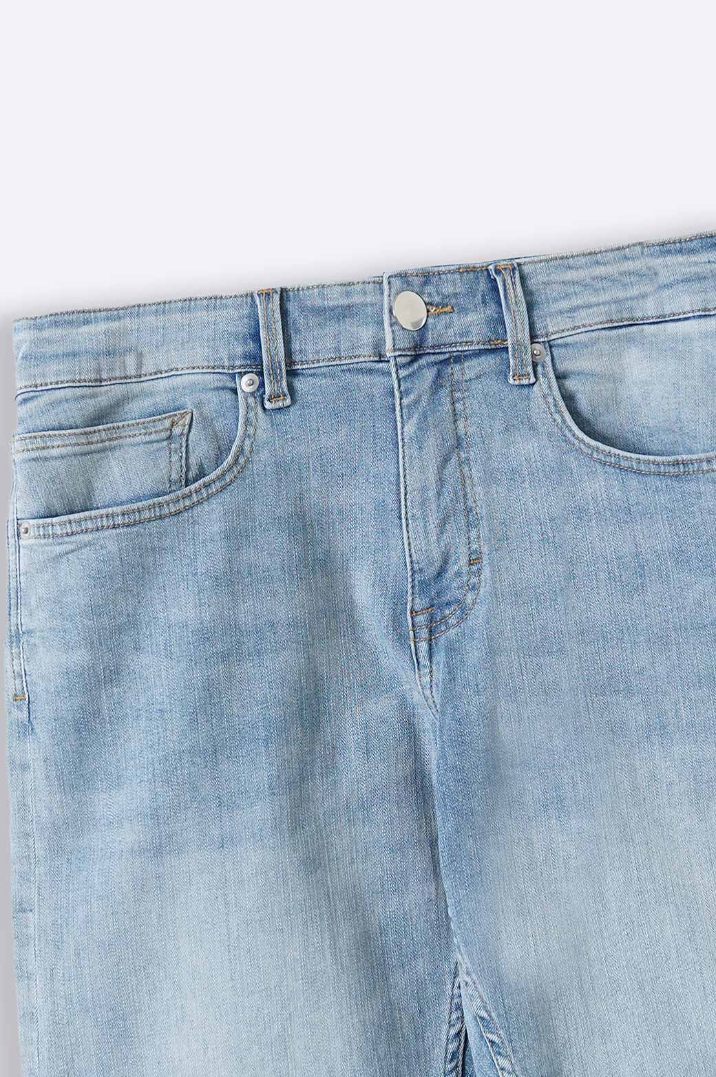 LIGHT BLUE BASIC DENIM SHORTS