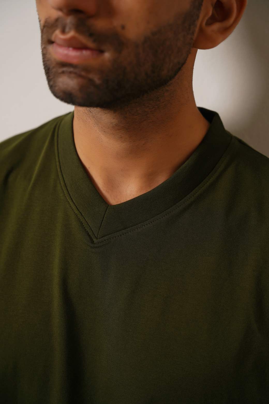 OLIVE V-NECK TEE