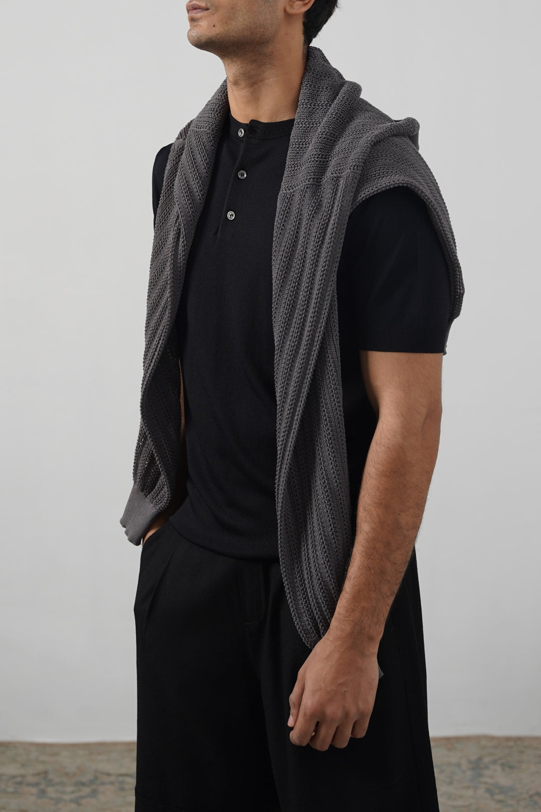 BLACK TIMELESS HENLEY