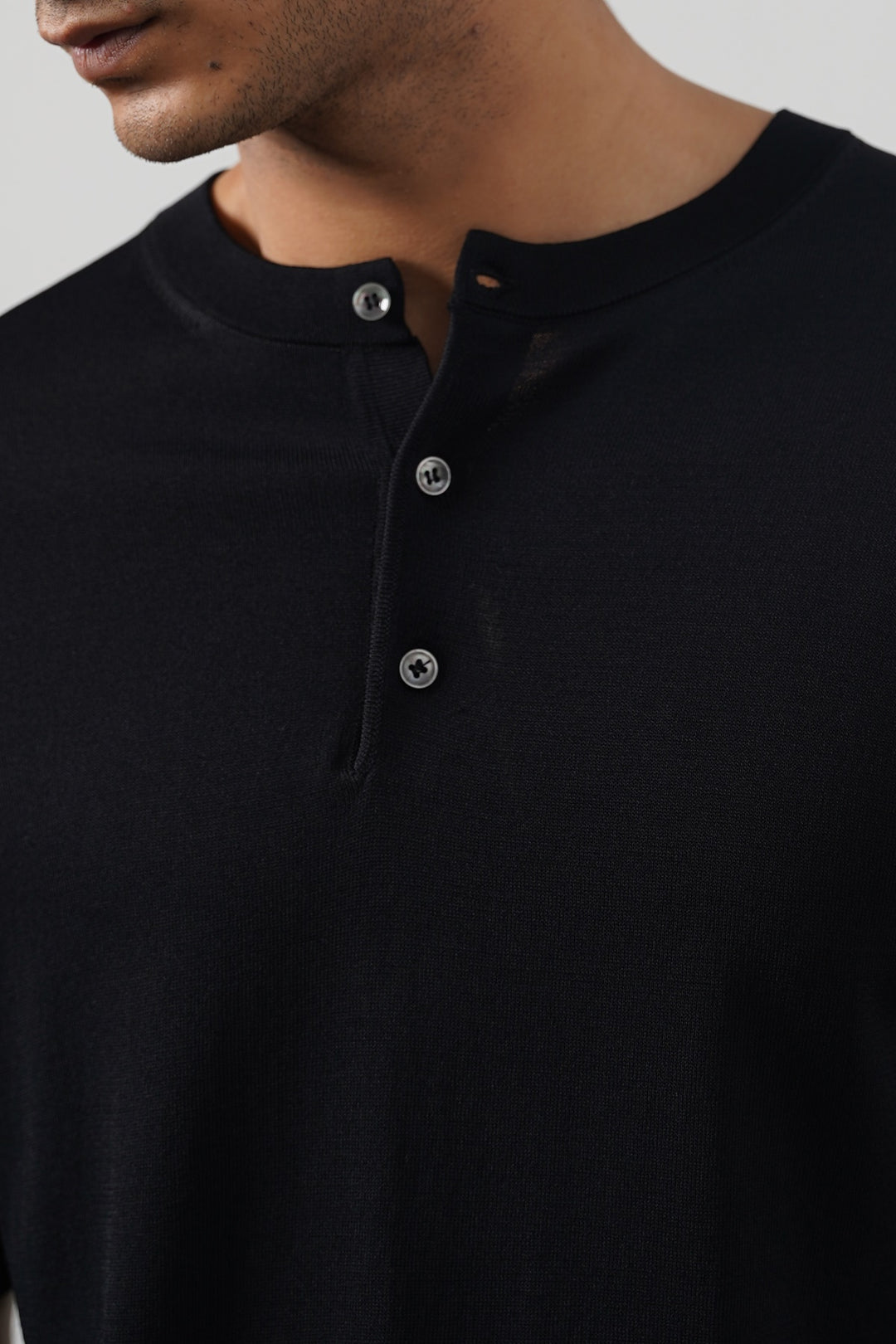 BLACK TIMELESS HENLEY