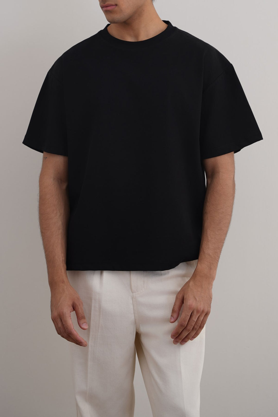 BLACK TEXTURED KNITTED CREW