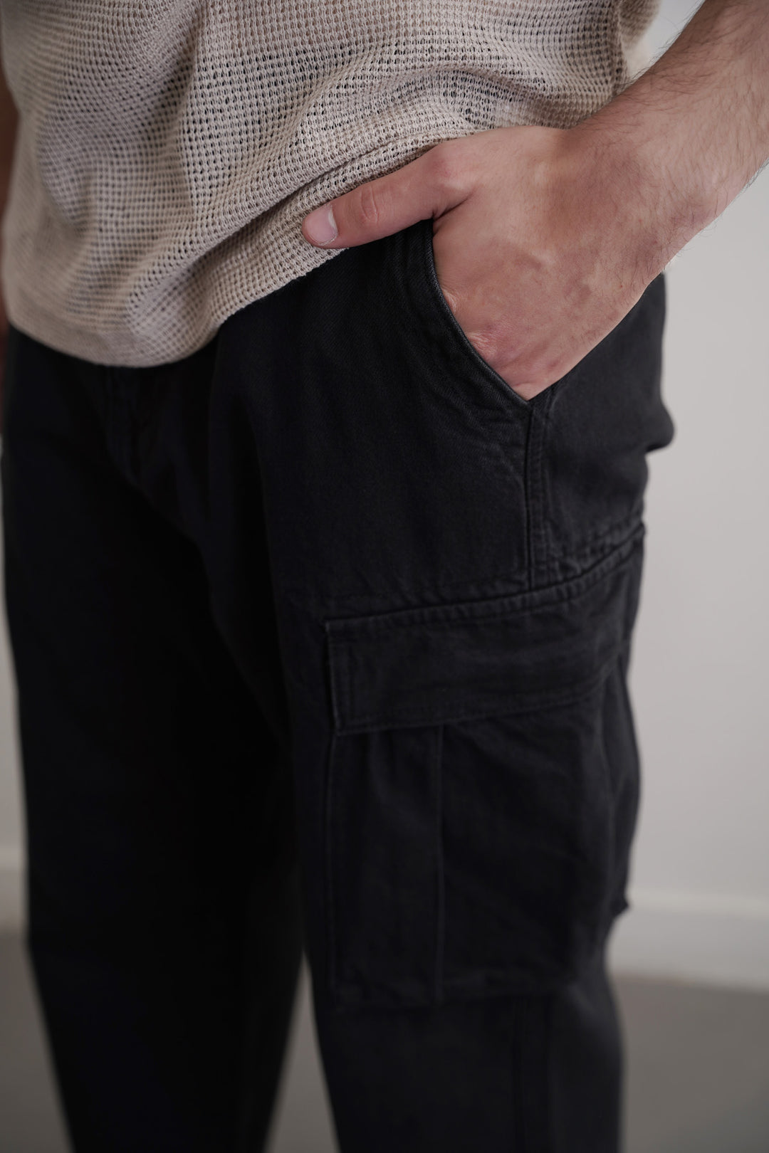 BLACK RELAXED CARGO JEANS