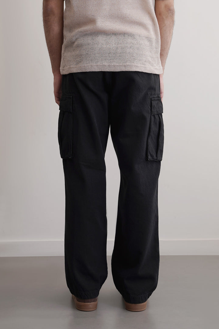 BLACK RELAXED CARGO JEANS