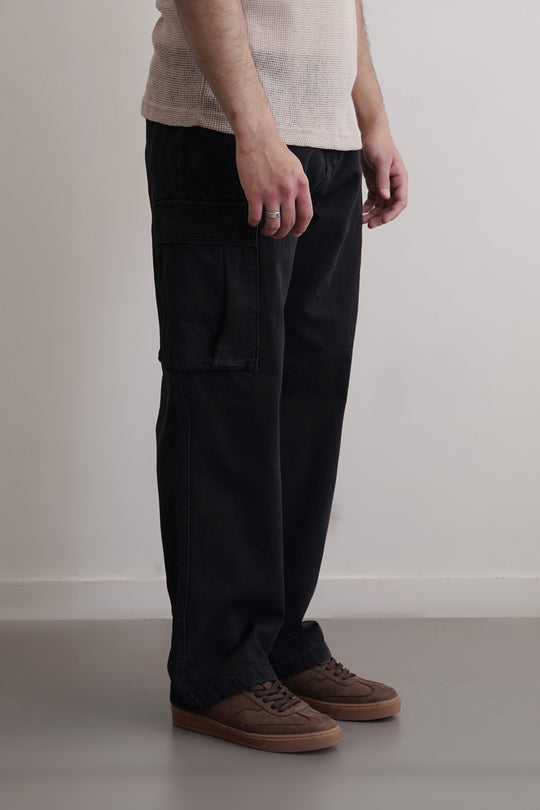 BLACK RELAXED CARGO JEANS