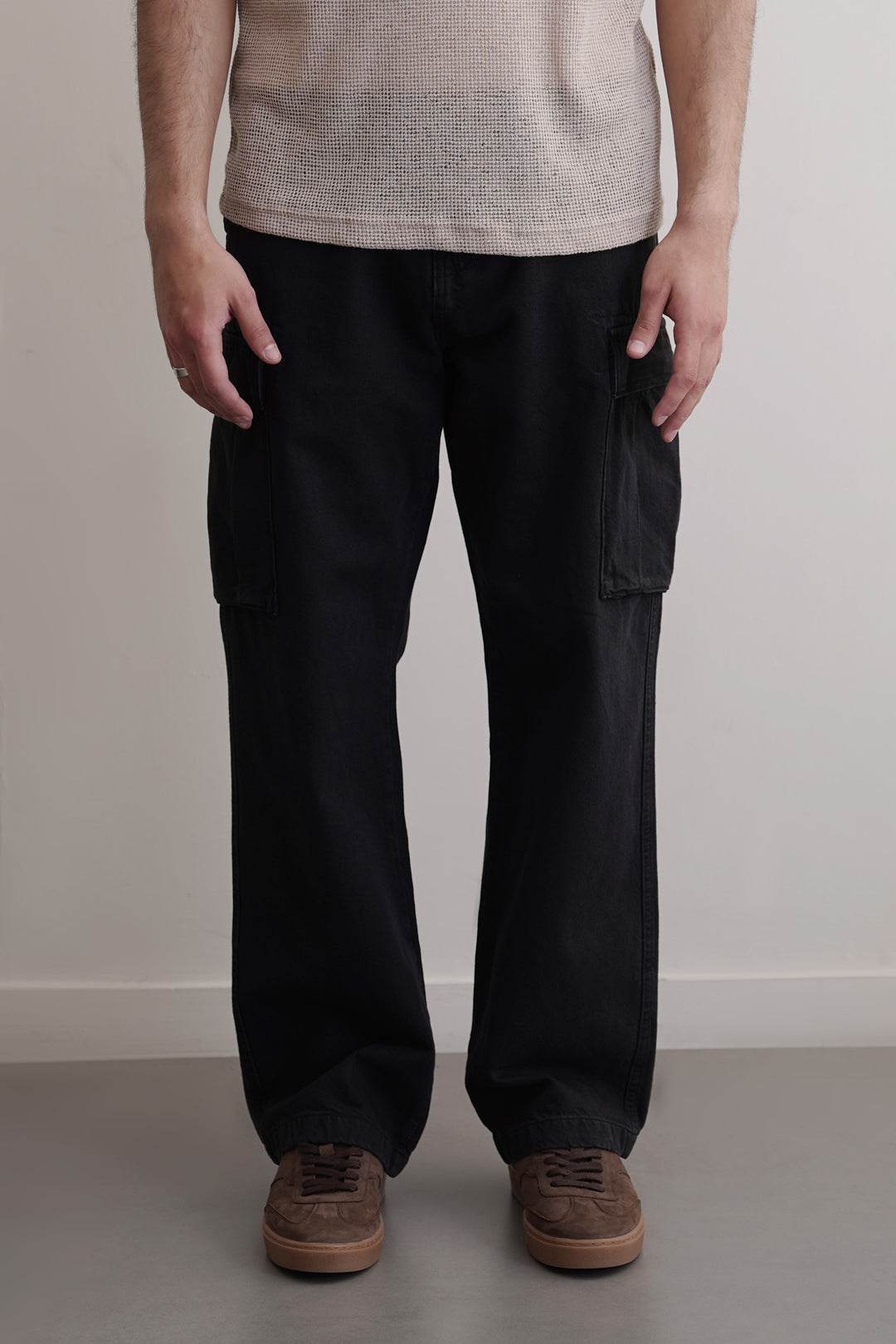 BLACK RELAXED CARGO JEANS