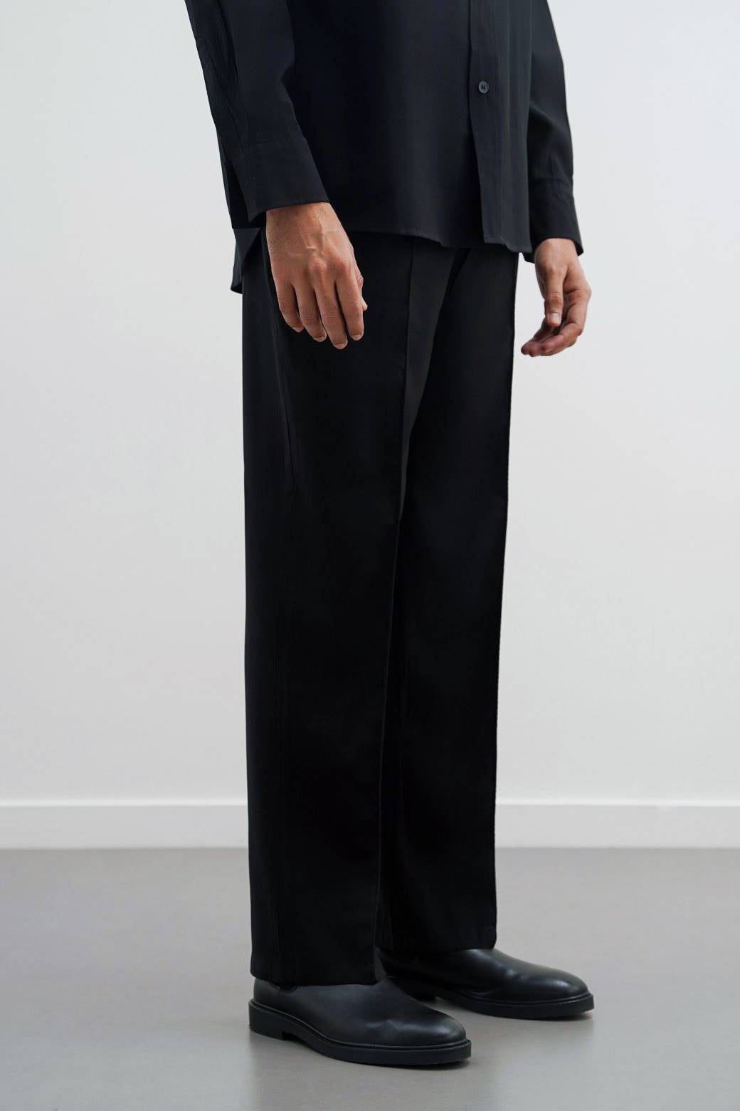 BLACK STONEWASH PLEATED TROUSERS