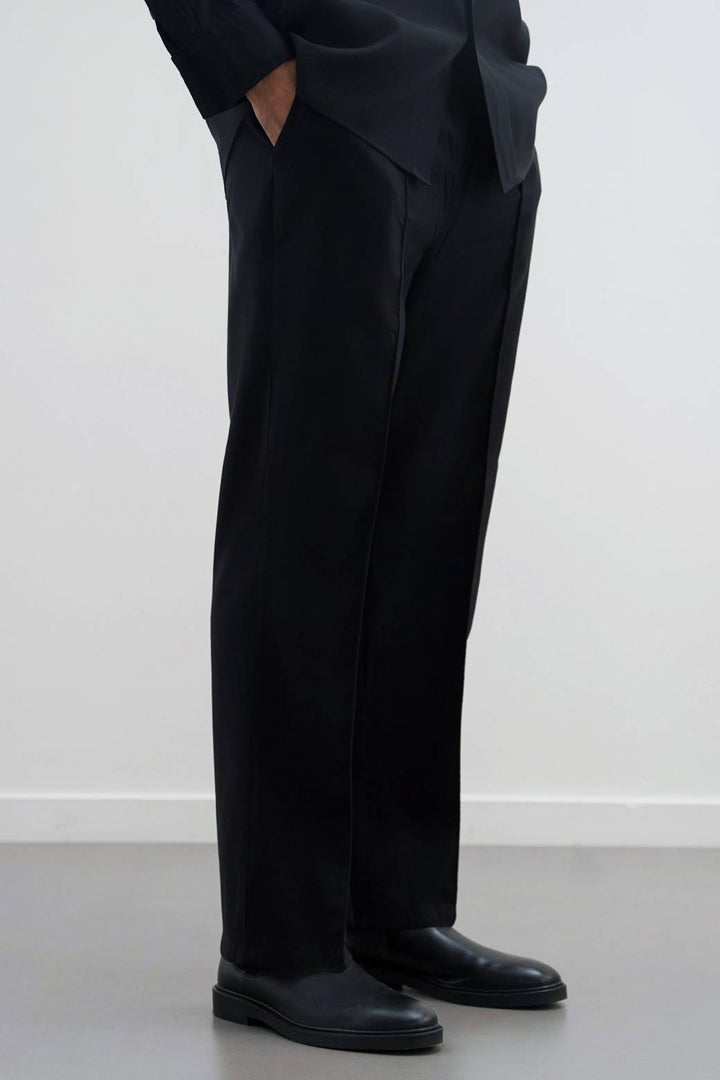 BLACK STONEWASH PLEATED TROUSERS