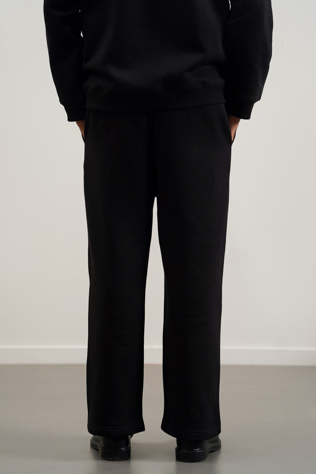 BLACK STRAIGHT PANTS WITH DRAWSTRING