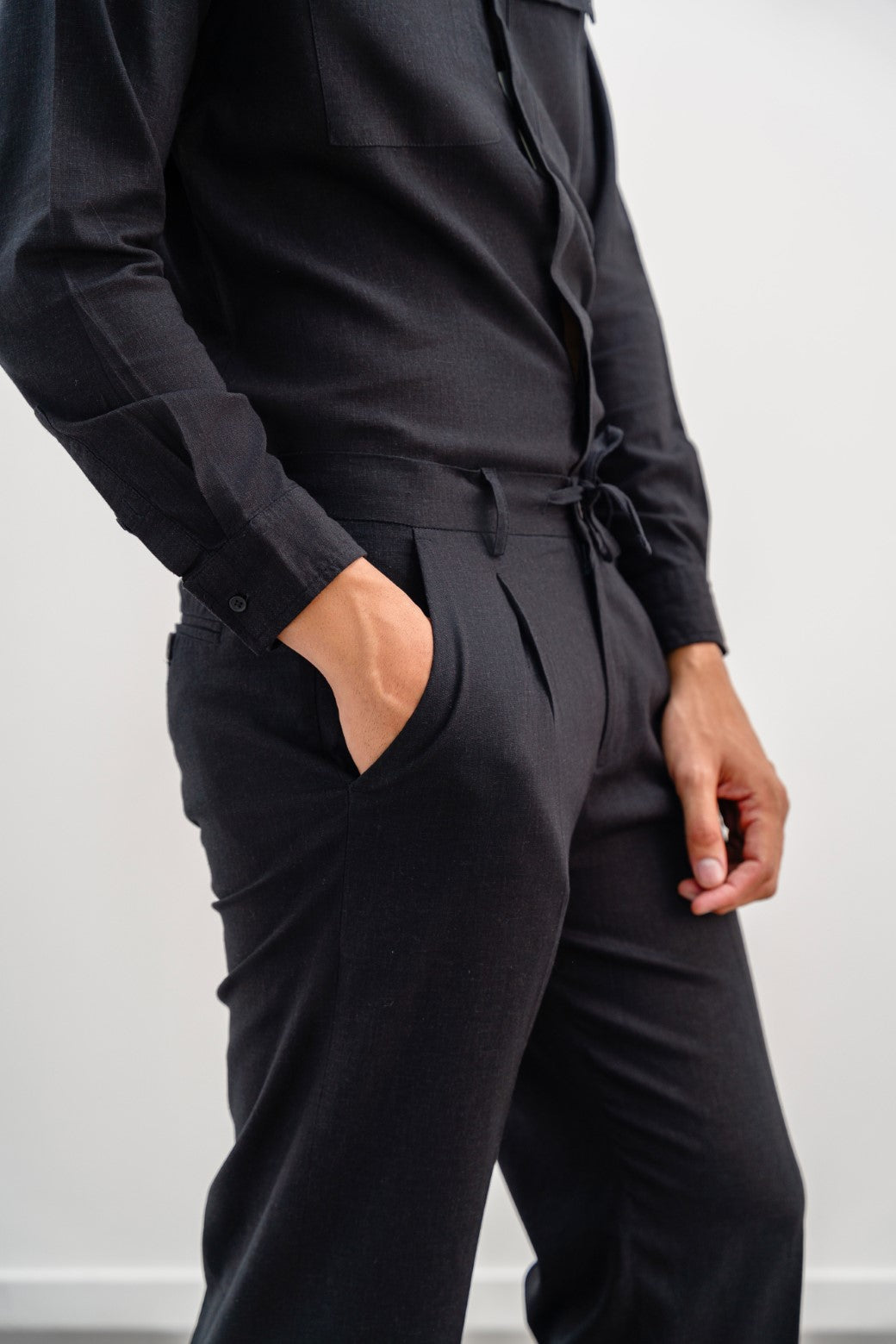 BLACK LINEN PLEATED TROUSERS