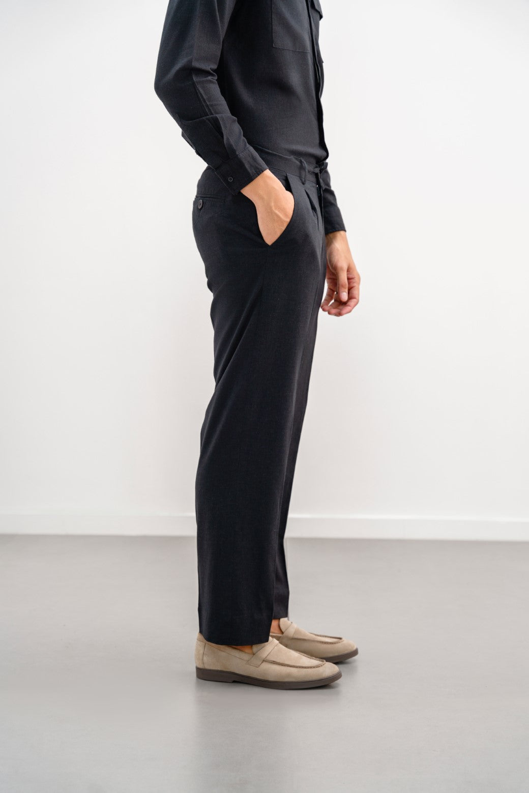 BLACK LINEN PLEATED TROUSERS