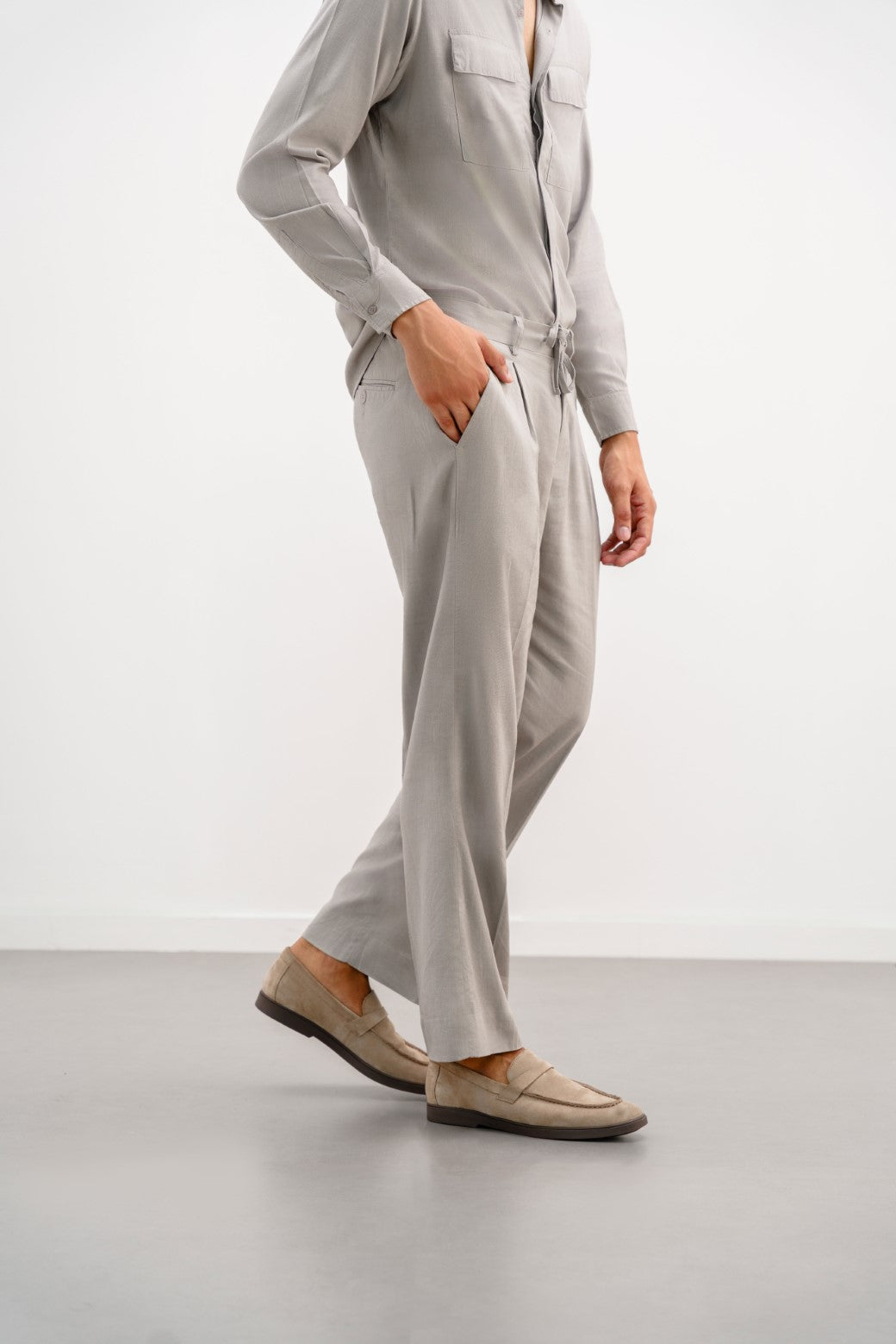 GREY LINEN PLEATED TROUSERS