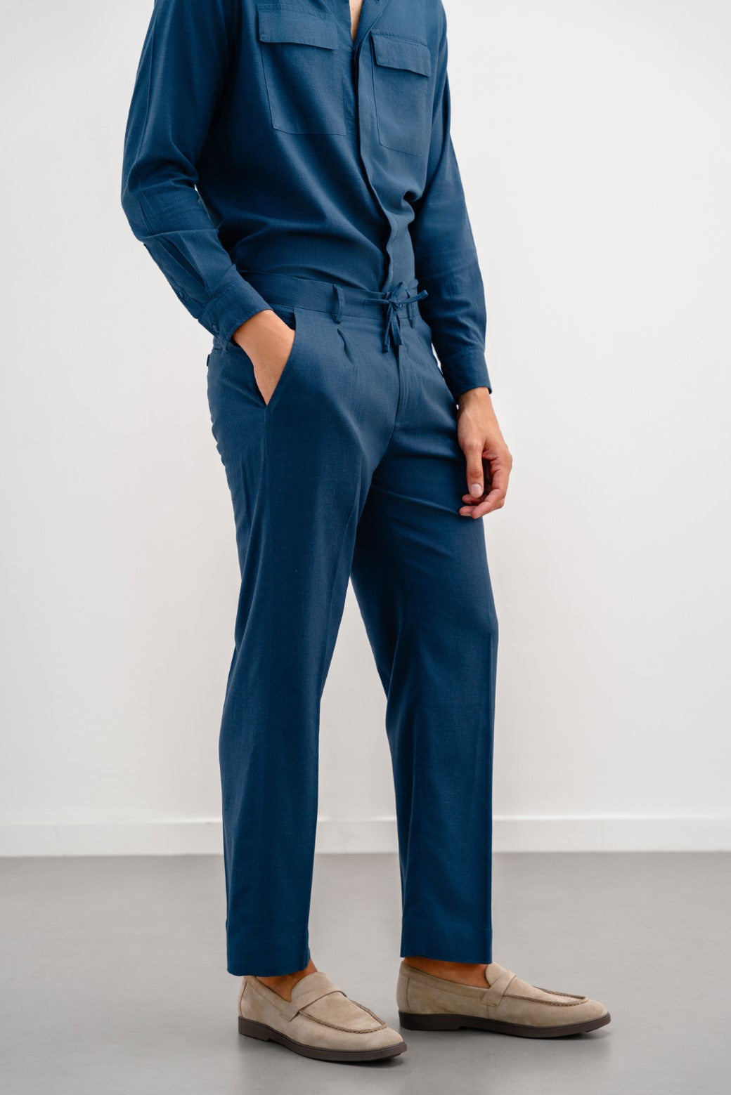 NAVY LINEN PLEATED TROUSERS