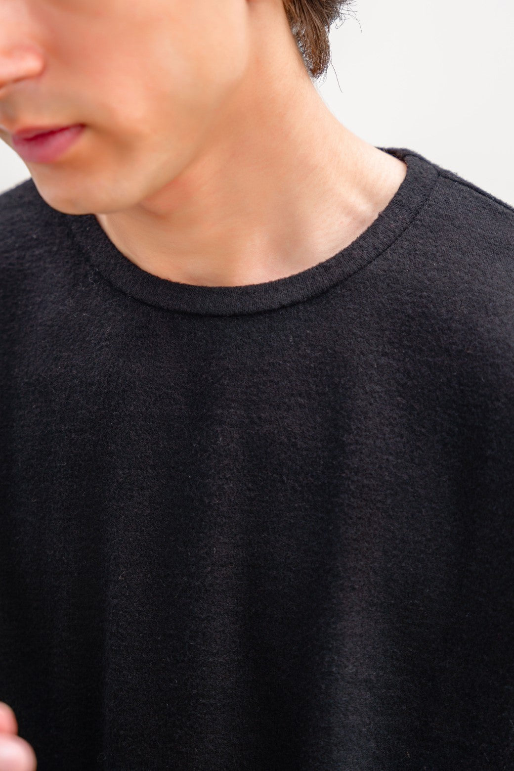 BLACK BASIC SWEATSHIRT