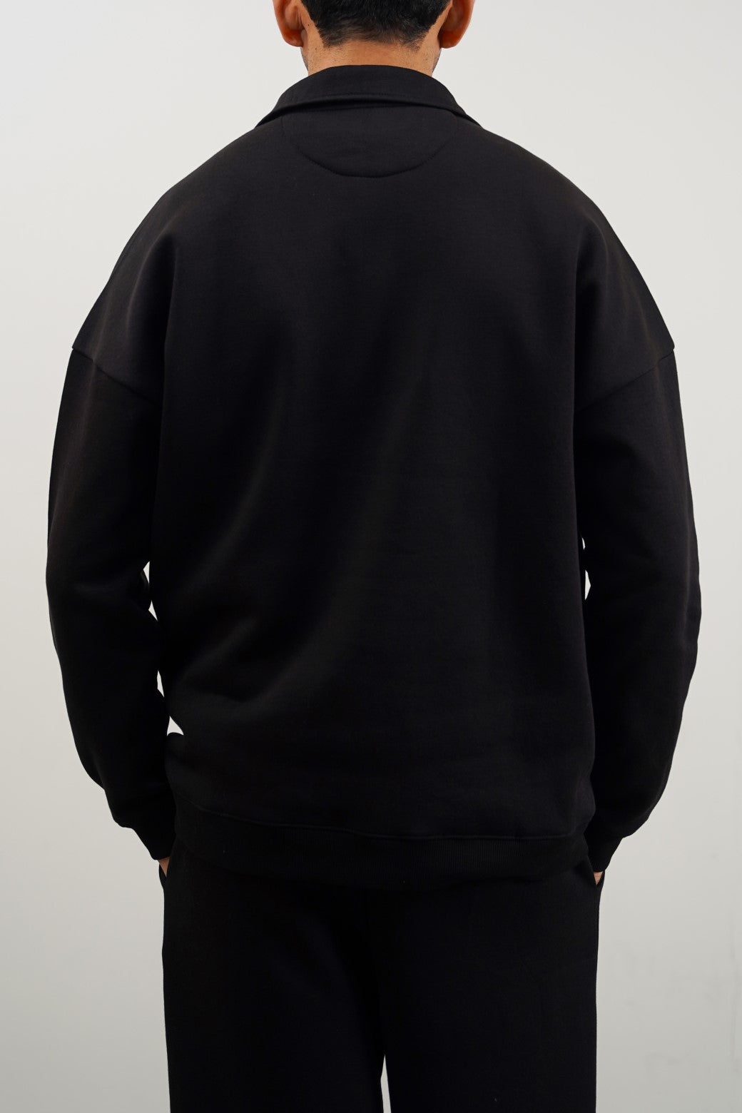 BLACK QUARTER ZIP SWEATSHIRT