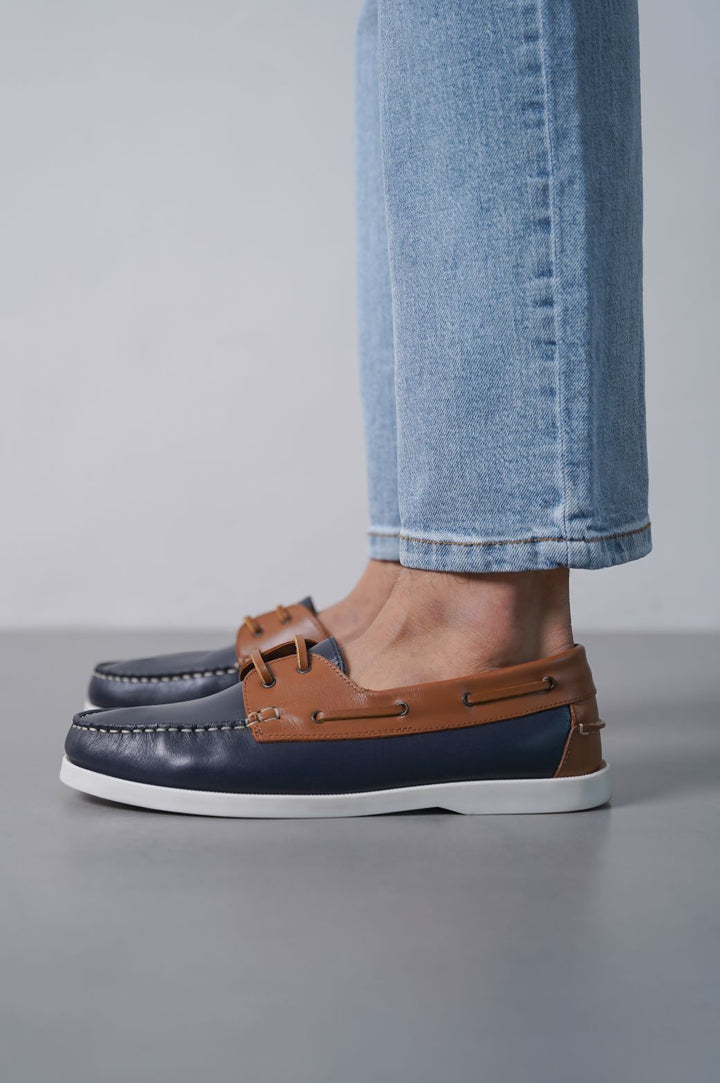 NAVY TAN CONTRAST LEATHER BOAT SHOES