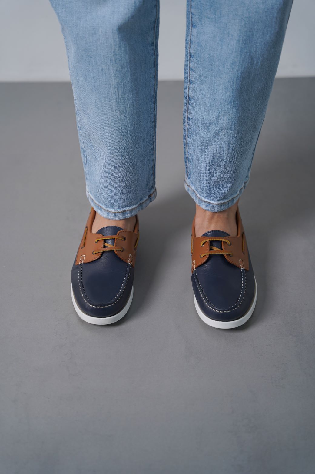 NAVY TAN CONTRAST LEATHER BOAT SHOES