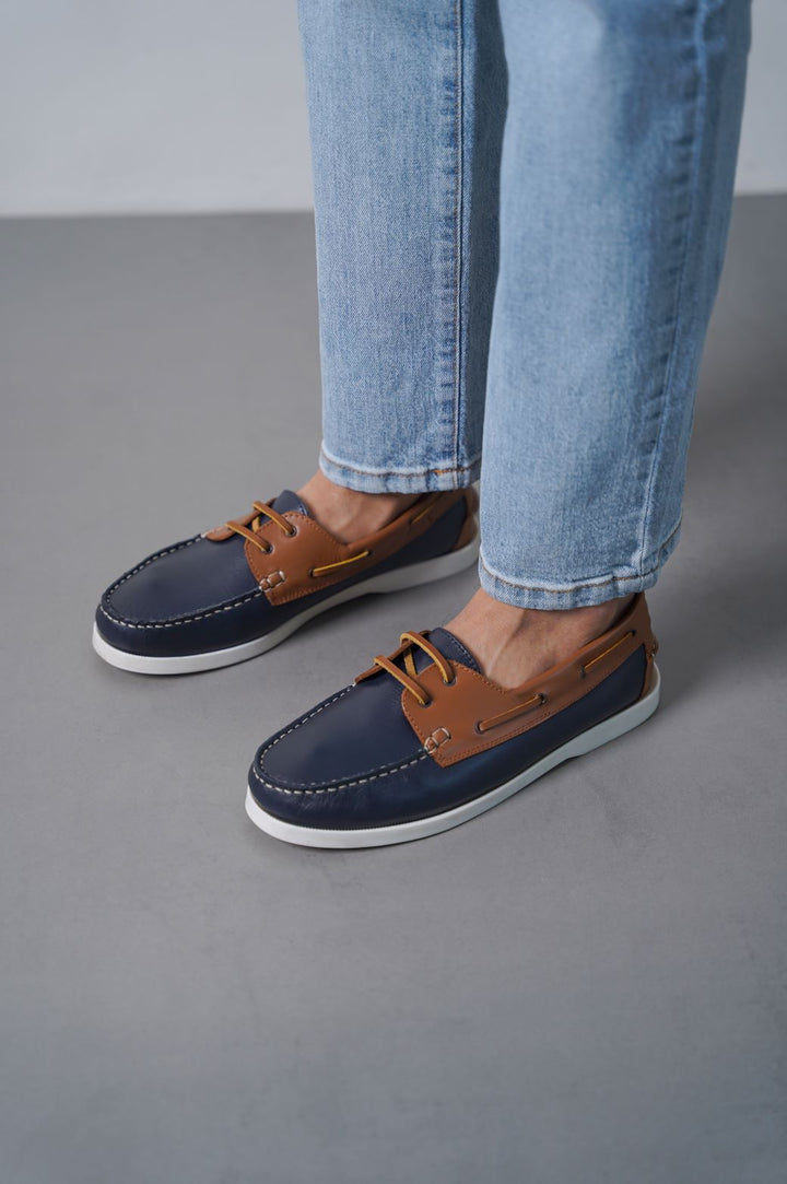 NAVY TAN CONTRAST LEATHER BOAT SHOES