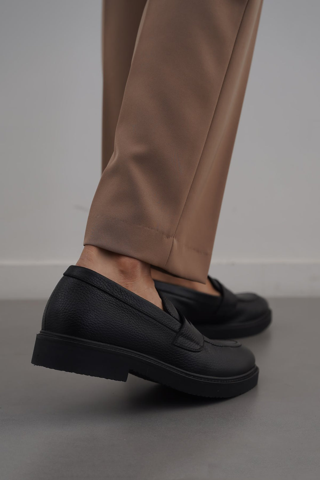 CLASSIC LEATHER LOAFERS