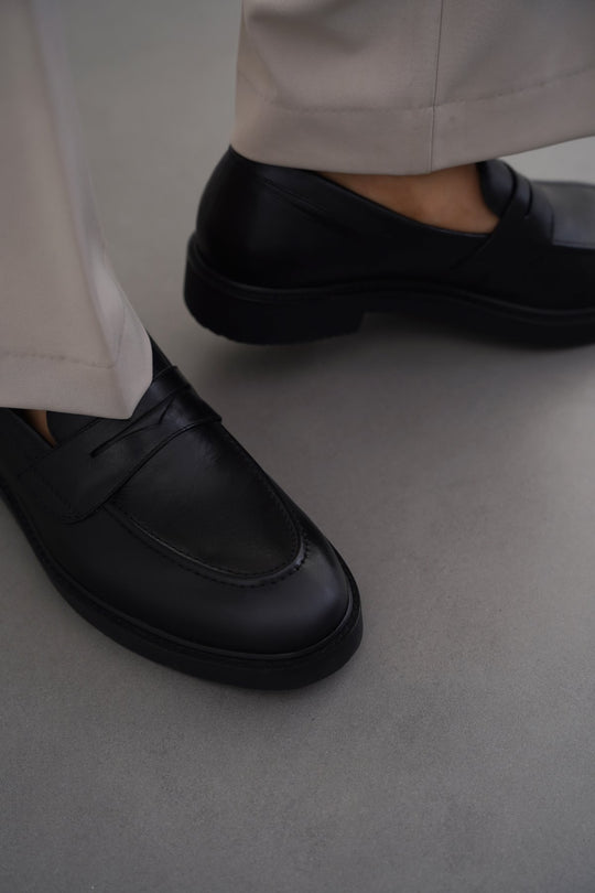 BLACK CLASSIC LEATHER LOAFERS