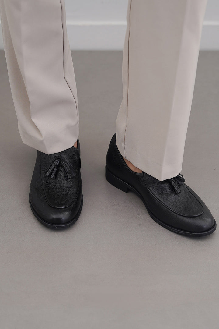 GRAINED LEATHER TASSEL LOAFERS