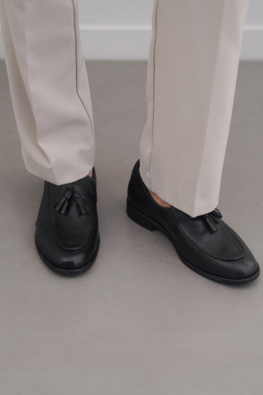 GRAINED LEATHER TASSEL LOAFERS